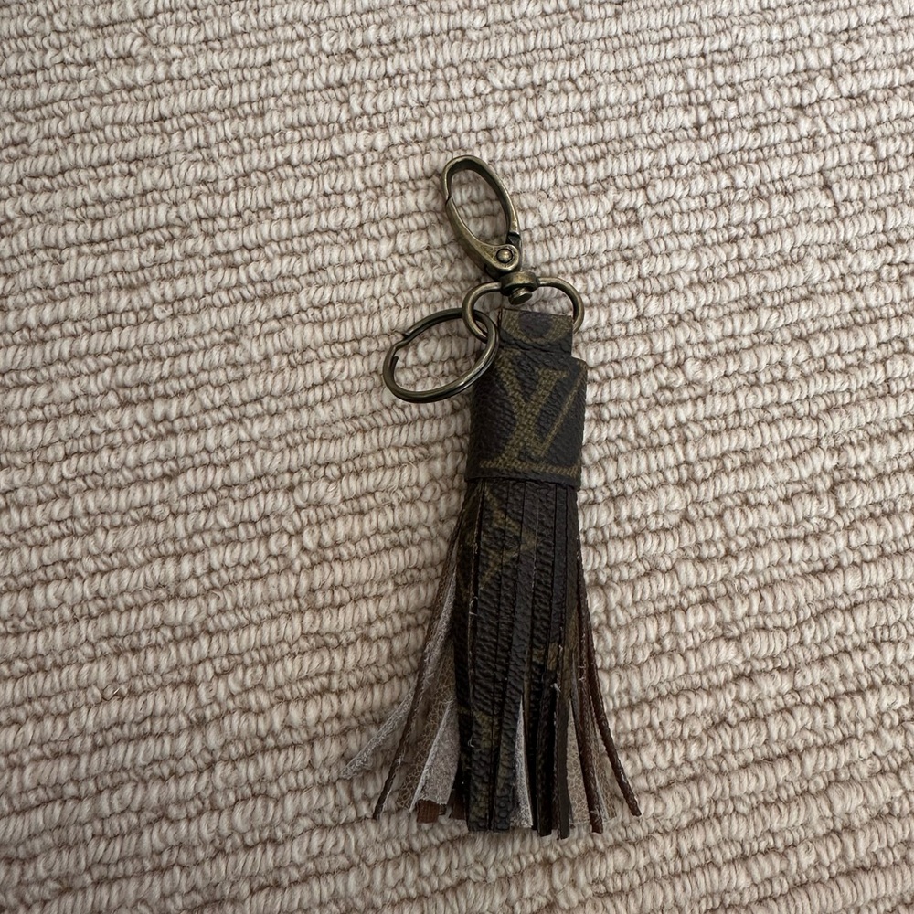 Handmade repurposed keychain - Picture 2 of 5